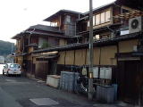 魚信の東側の塀の写真
